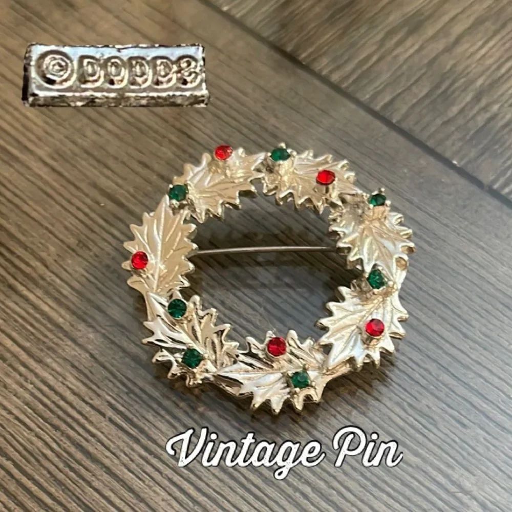 Vintage Dodd’s Wreath Brooch with Red & Green Accents Christmas Pin Holiday Pin